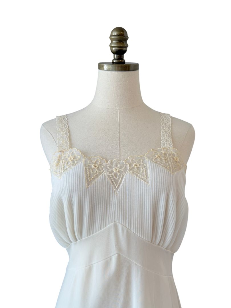 1950s Carillon Pleated Chest Slip with Floral Lace Embroidery