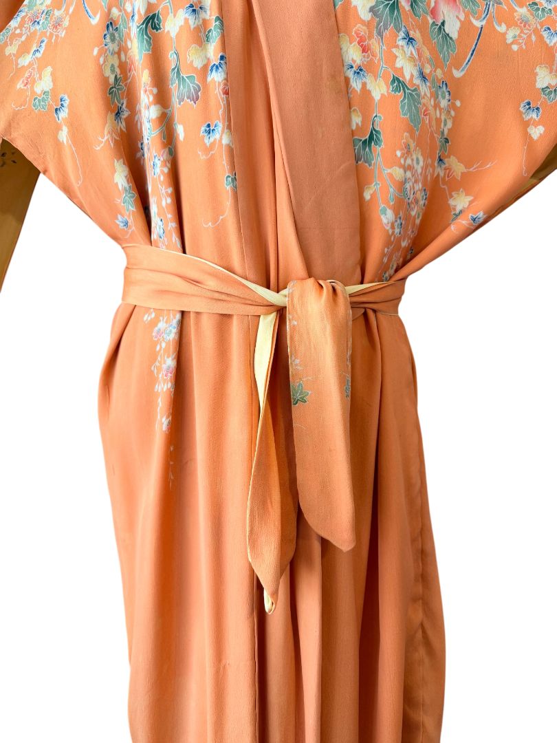 JW41 1940s peach silk peony floral long kimono