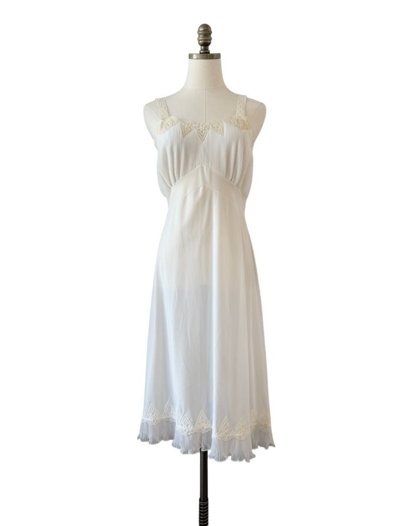1950s Carillon Pleated Chest Slip with Floral Lace Embroidery