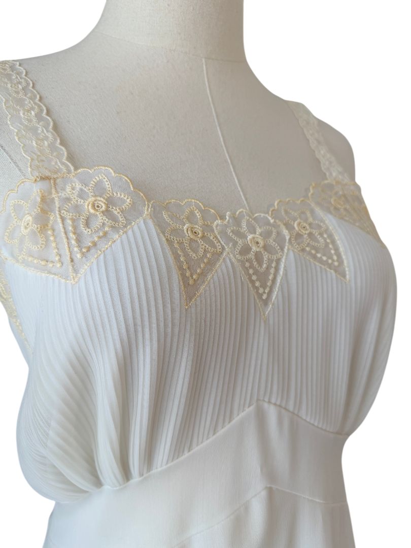 1950s Carillon Pleated Chest Slip with Floral Lace Embroidery