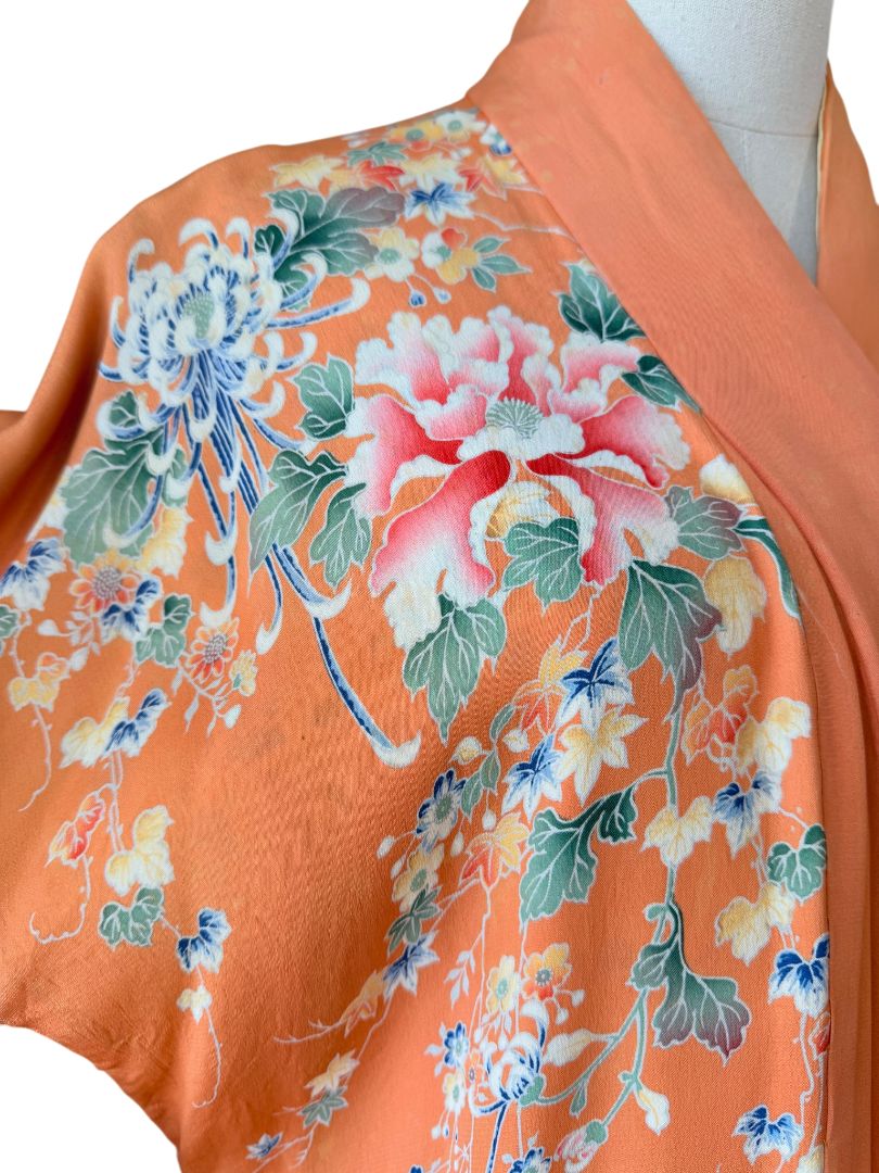 JW41 1940s peach silk peony floral long kimono