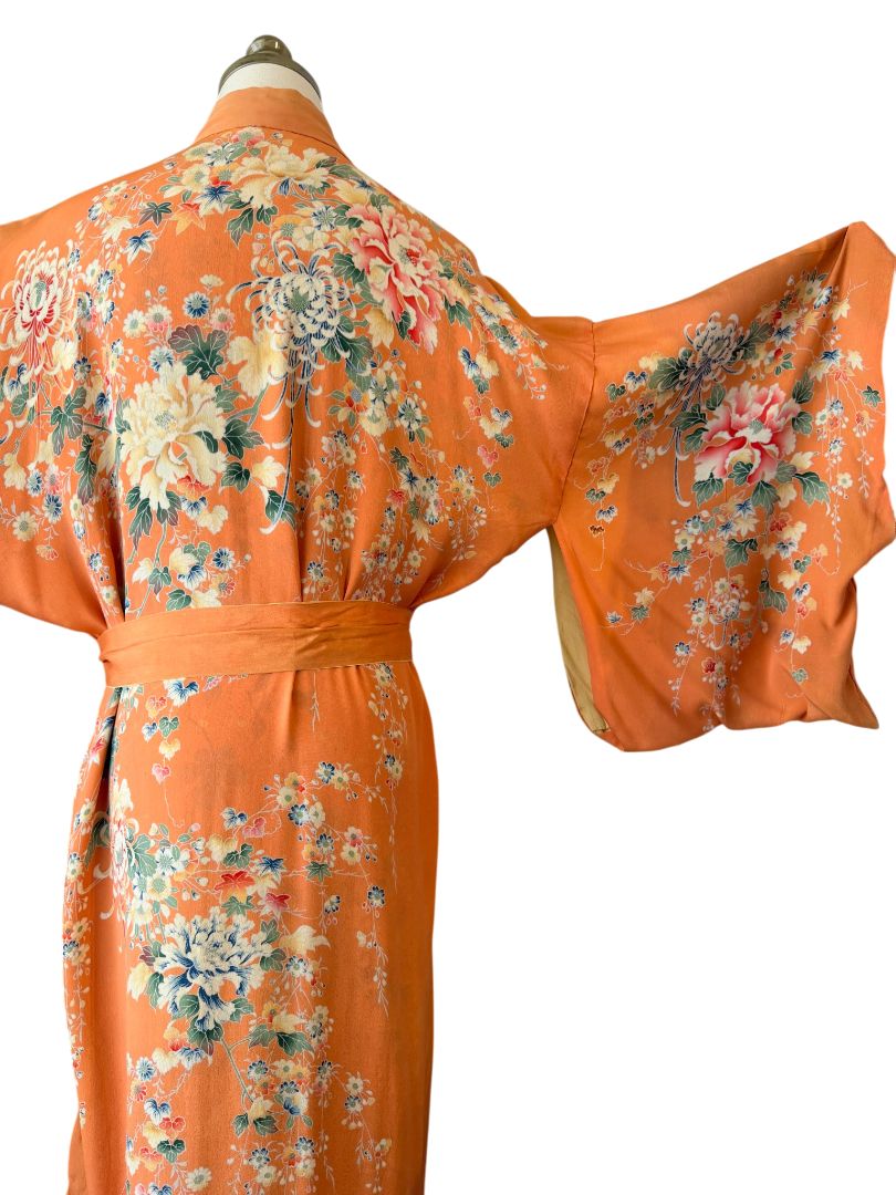 JW41 1940s peach silk peony floral long kimono