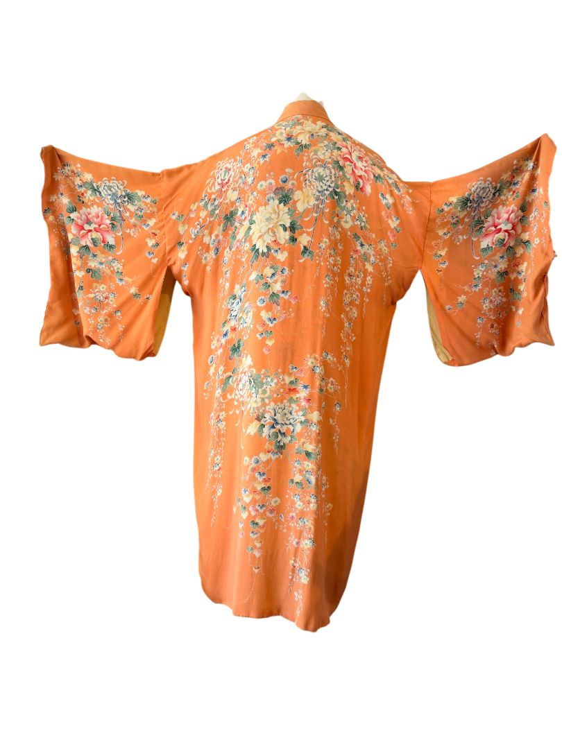 JW41 1940s peach silk peony floral long kimono