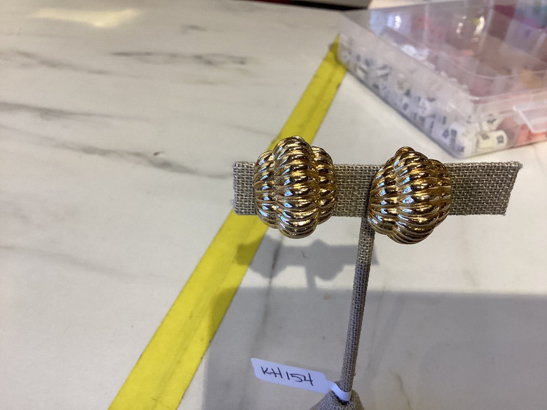 KH154 1980s Gay Boyer gold tone shell clip earrings